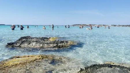 Cea mai frumoasă plajă din Grecia care este considerată un adevărat paradis, cunoscută pentru nisip fin și apa de culoarea turcoazului