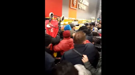 Un bărbat a murit într-un magazin, în timp ce aştepta la coadă pentru a cumpăra ulei