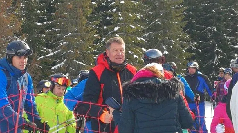 Klaus Iohannis, fotografiat la coadă la telescaun. Unde a schiat în acest weekend președintele României