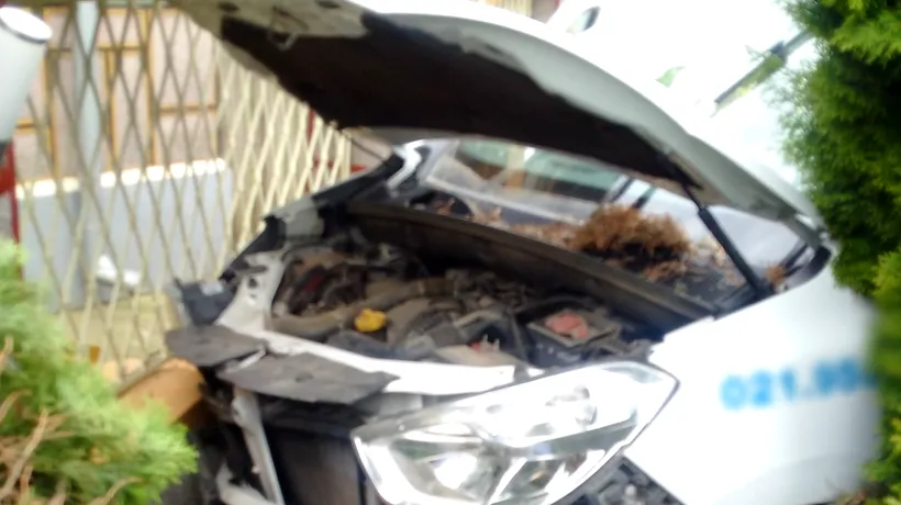 Accident în Dâmbovița: Trei pacienți răniți, după ce ambulanța în care se aflau a lovit un gard