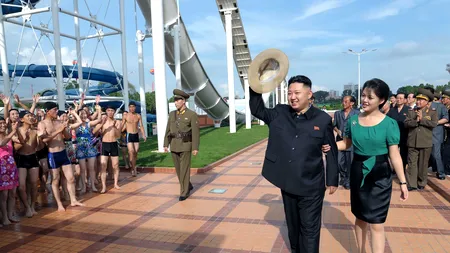 Cine este misterioasa soție a lui Kim Jong-Un. I-a dăruit trei copii, dar oamenii știu puține lucruri despre ea