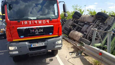 Autocamion încărcat cu porci, răsturnat pe A1. Galerie FOTO