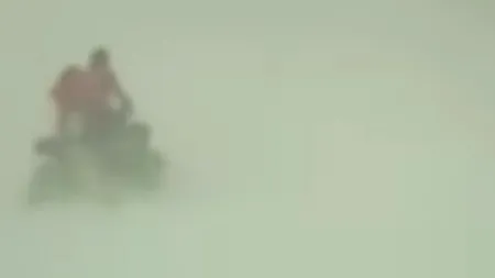 VIDEO | Pe un viscol puternic, salvamontiștii au mers cu provizii la șase copii și un adult, duși într-o cabană după ce fuseseră blocați în mașină