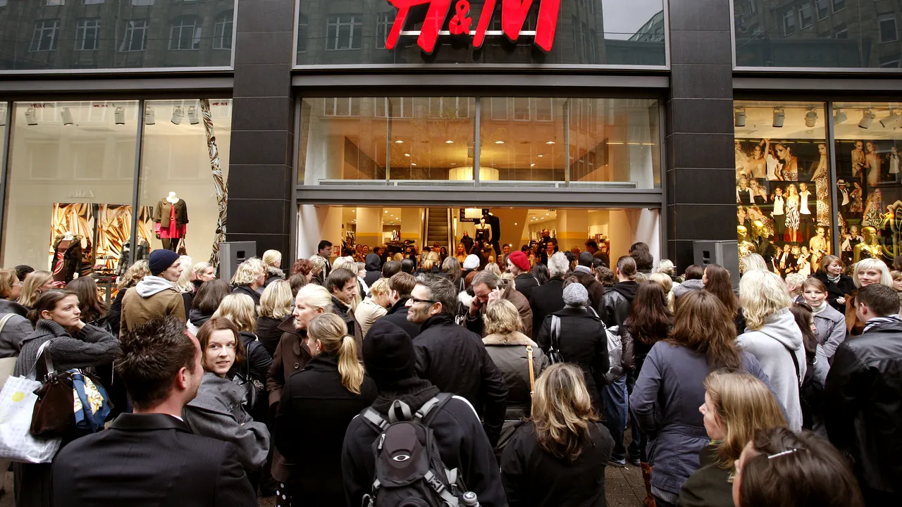 H&M anunță că închide mai multe magazine. Criză la celebrul producător de haine