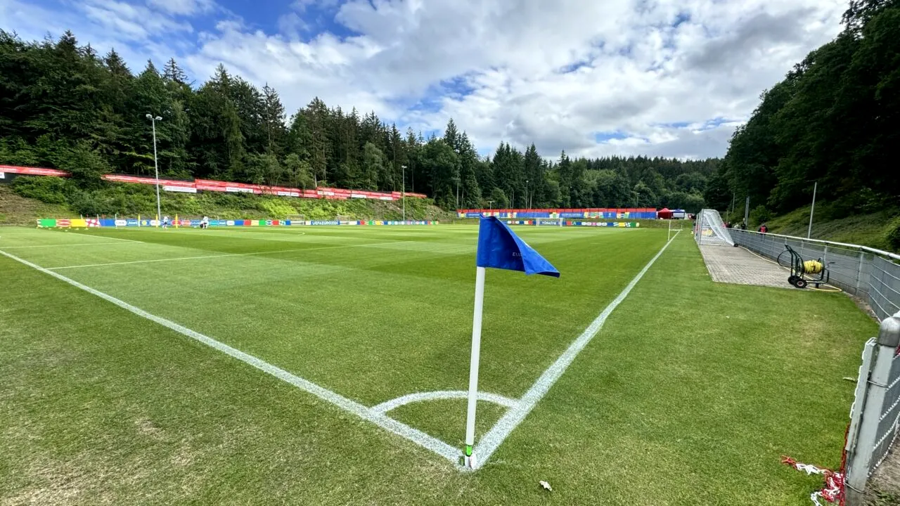 O echipă de fotbal din Europa a ținut un moment de reculegere pentru un fost COLEG care, de fapt, trăia. „Îi dorim mulţi ani de fericire şi sănătate”