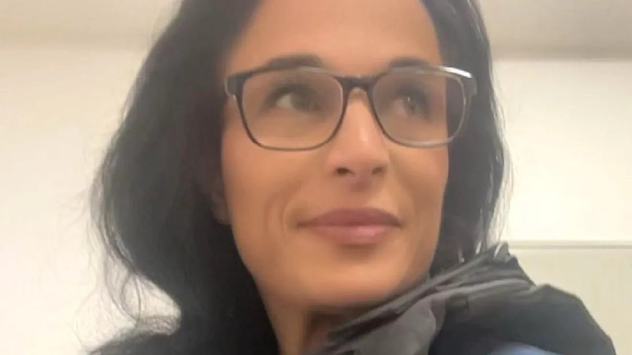 Dana, o polițistă din Timiș, a salvat o bătrână de 82 de ani, în pericol de a fi lovită de mașini, pe un drum de mare viteză. Ce făcea femeia