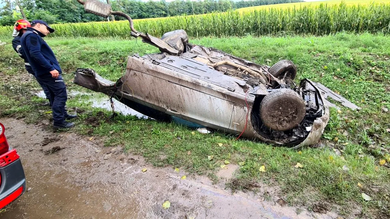 Patru oameni au scăpat ca prin minune din acest BMW care s-a rupt în două, la Iași. Imagini uluitoare de la fața locului