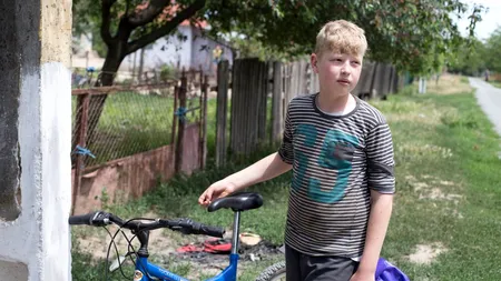 EXCLUSIV. Copiii de pe uliță. Ultima zi de școală fără calculatoare: „Am un telefon și mai prind internet de la vecinu' ”