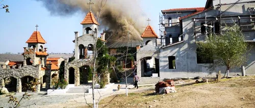 Incendiu puternic la o mănăstire din Constanța. Turla s-a prăbușit