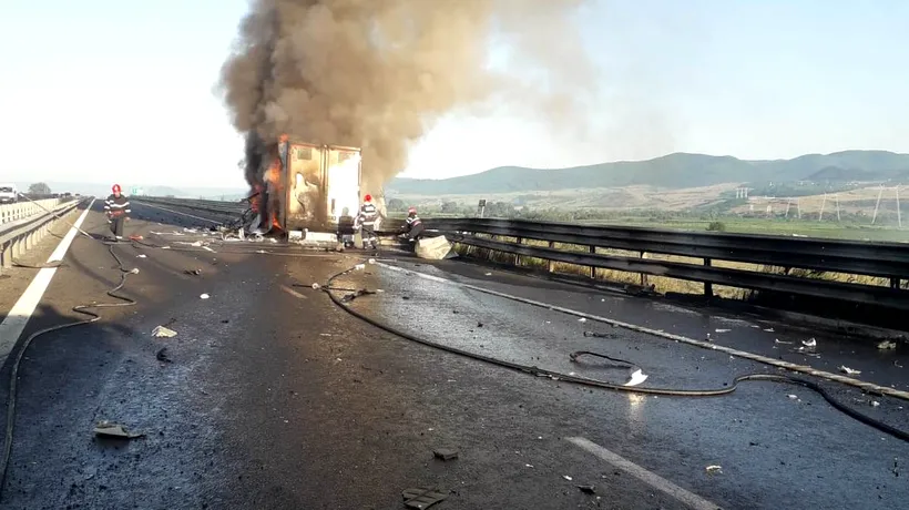 Accident pe A1 Sibiu – Deva. Un autotren s-a răsturnat și a luat foc (Galerie FOTO)