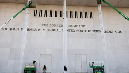 Numele lui Donald Trump, eliminat de pe fațada Centrului Kennedy. Primele fotografii publicate de The Washington Post după ordinul instanței
