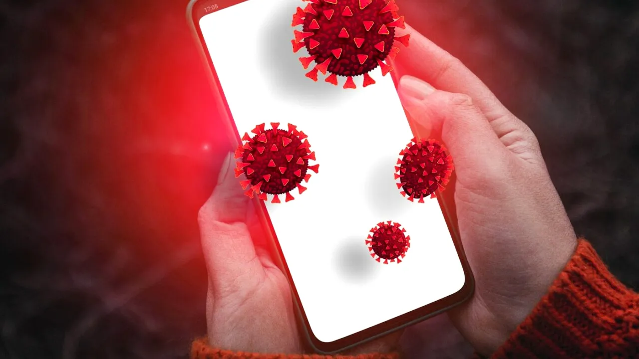 TELEFONUL mobil, mai murdar decât colacul de WC. Ce bacterii periculoase se ascund pe ecran și cum îți pot afecta sănătatea