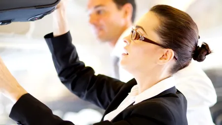 Povestea stewardeselor românce din Emiratele Arabe Unite care câștigă lunar 5.000 de dolari și văd lumea gratis