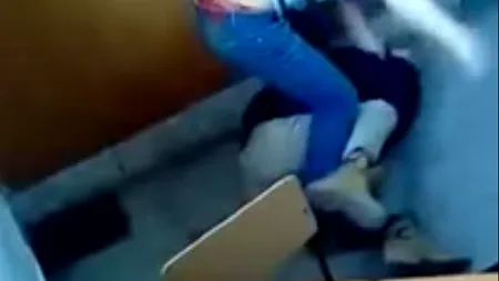 Un elev a fost bătut crunt de colegi mai mari. După ce a stat trei săptămâni în spital s-a întors la școală și a primit o nouă bătaie