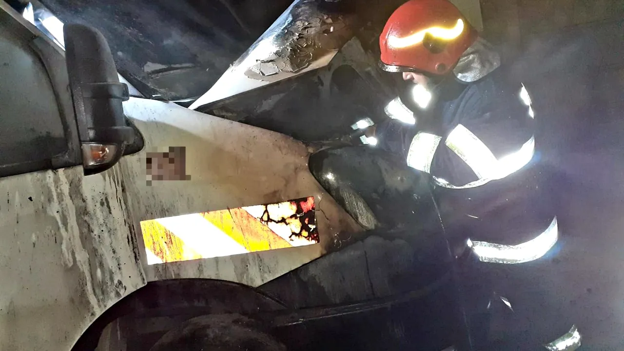 FOTO | O autoutilitară a luat foc, joi dimineață, într-o localitate din Giurgiu