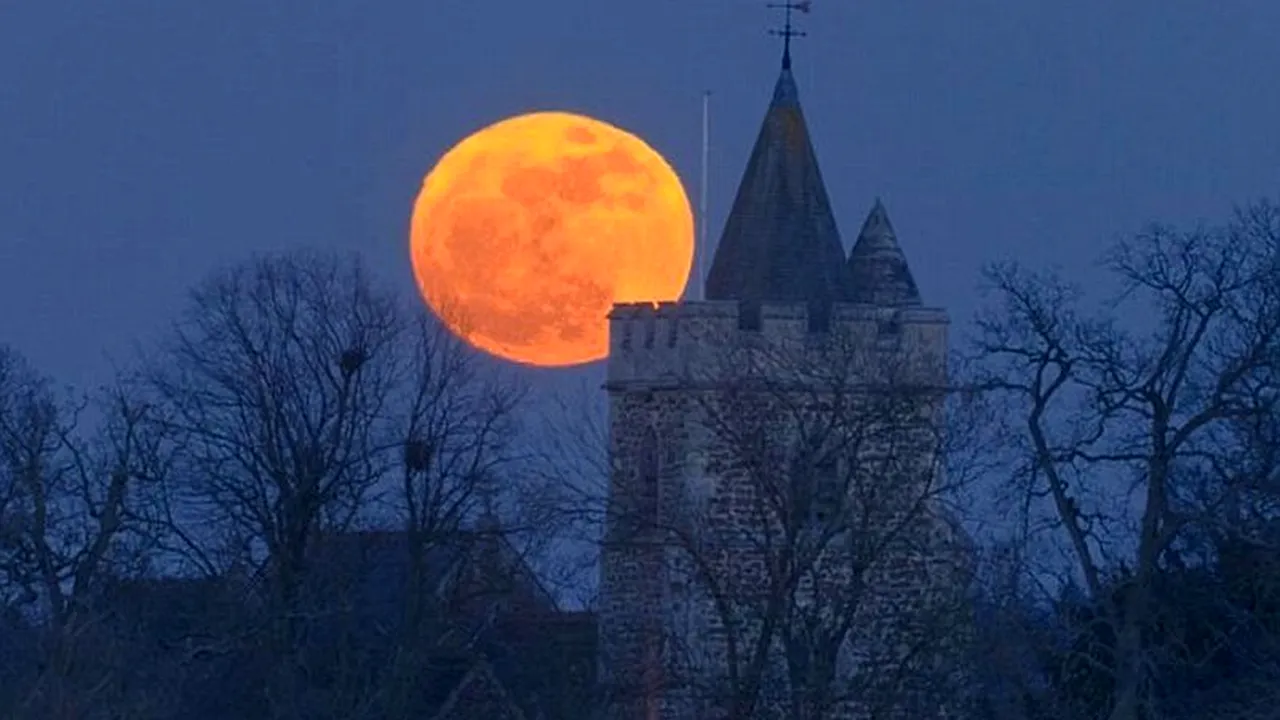 În acest weekend, LUNA se va afla la CEA MAI MICĂ distanță de Pământ. GALERIE FOTO. Cum a arătat anul trecut 
