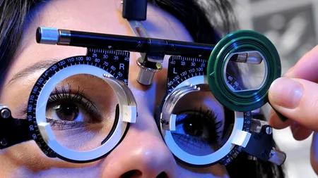 Afecțiuni oftalmologice ce apar pe măsură ce îmbătrânim. Cum pot fi ele tratate