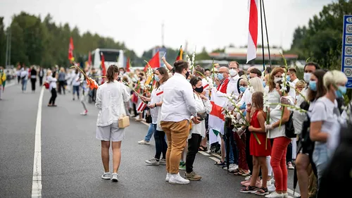 Lanț uman pe o distanţă de 34 de kilometri în sprijinul protestatarilor din Belarus. Zeci de mii de oameni s-au unit împotriva lui Lukașenko