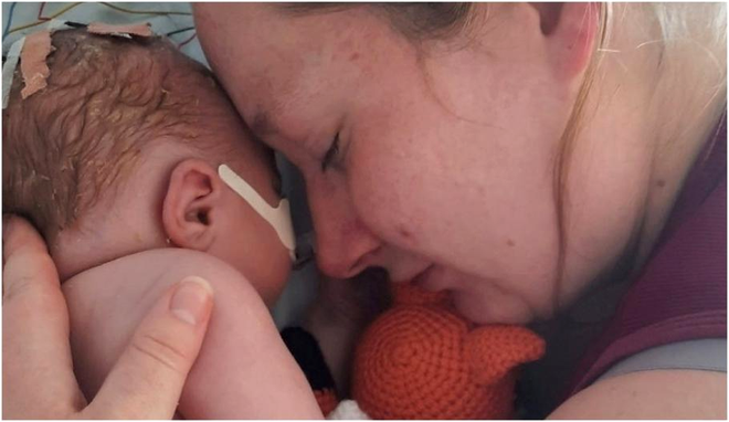 Un bebeluș a murit, la doar două zile de la naștere, în brațele mamei