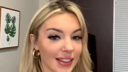 Cum a putut să se îmbrace o tânără la locul de MUNCĂ. Șefii au reacționat imediat!