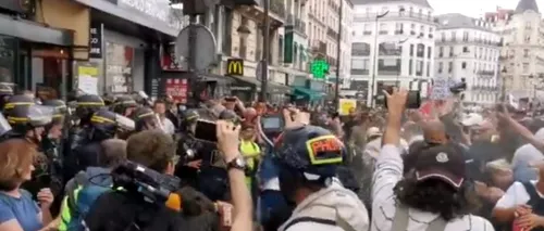 Proteste uriașe la Paris contra permisului sanitar. Au fost auzite chiar și explozii (VIDEO & FOTO)