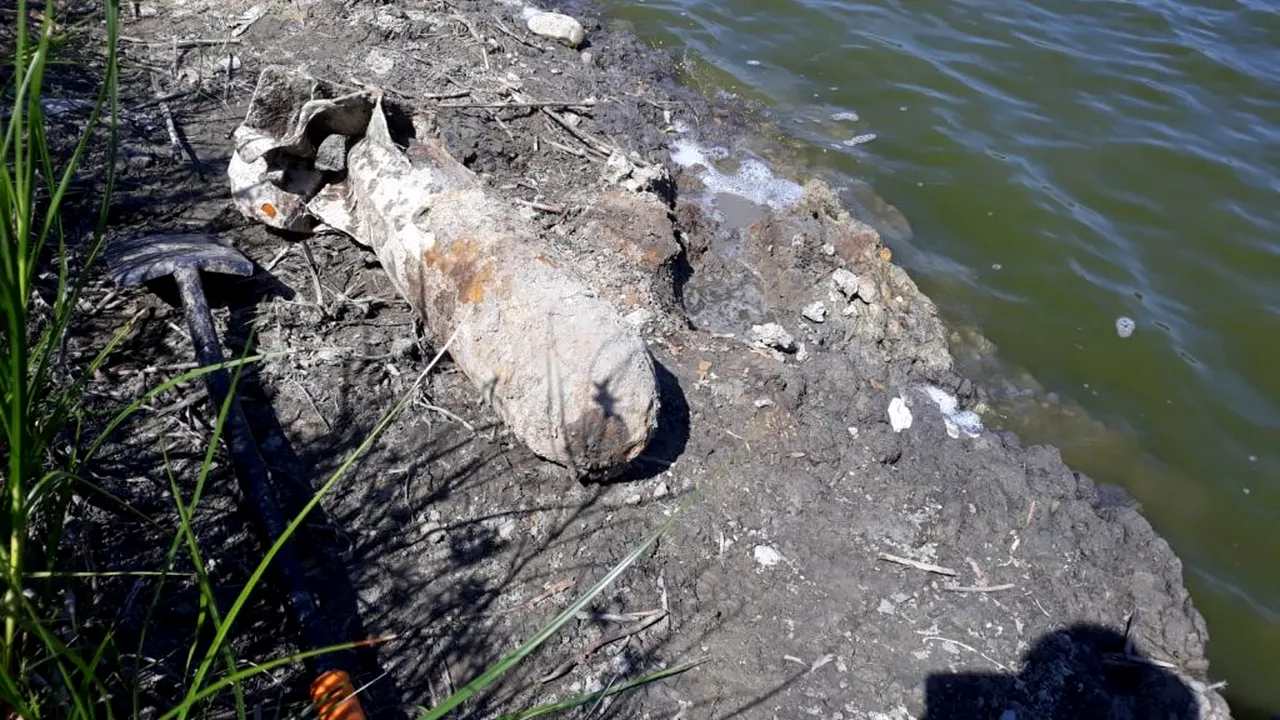 O bombă de aviație a apărut în mâl, după ce nivelul unui lac din Vaslui a scăzut (FOTO)