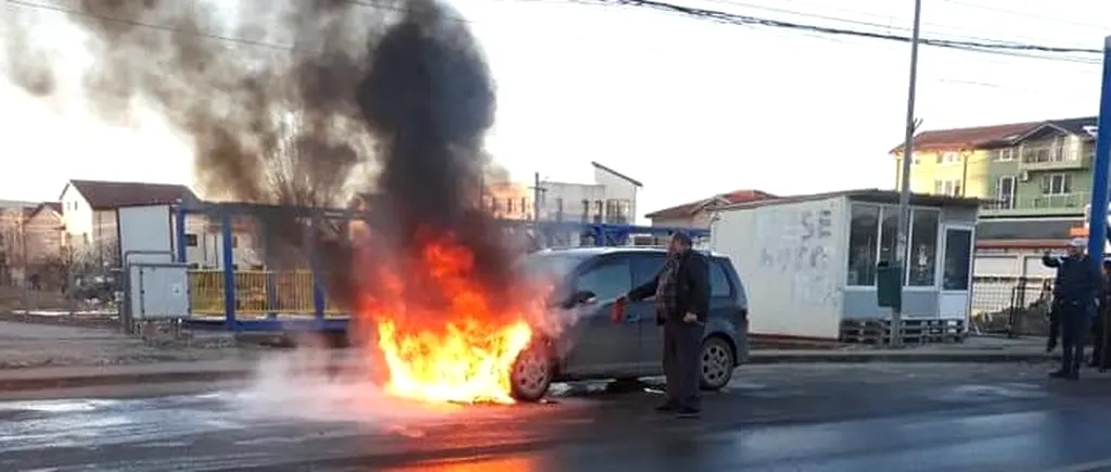 Mașină în flăcări într-o stație de autobuz din Capitală / VIDEO