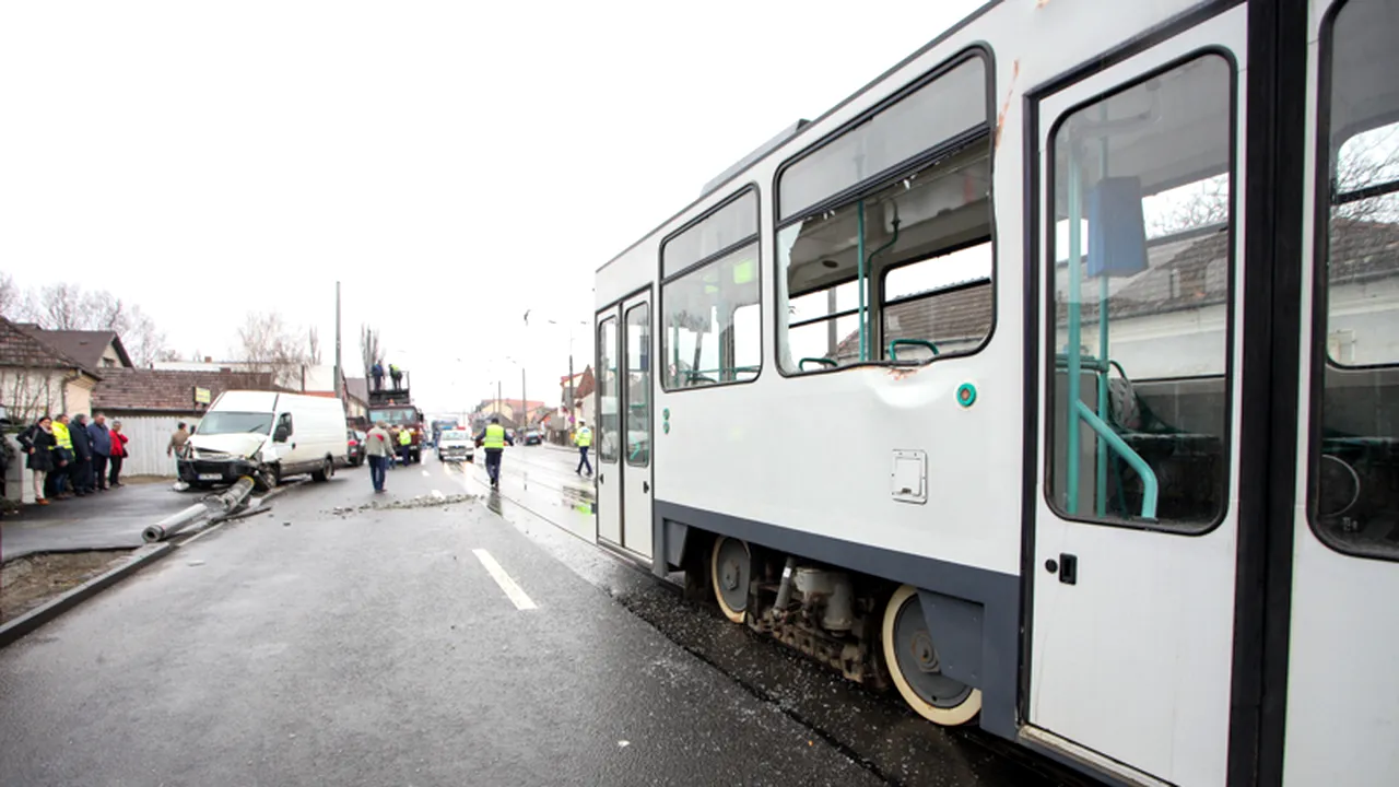 Un copil, rănit după ce pe tramvaiul în care se afla a căzut un stâlp de electricitate 
