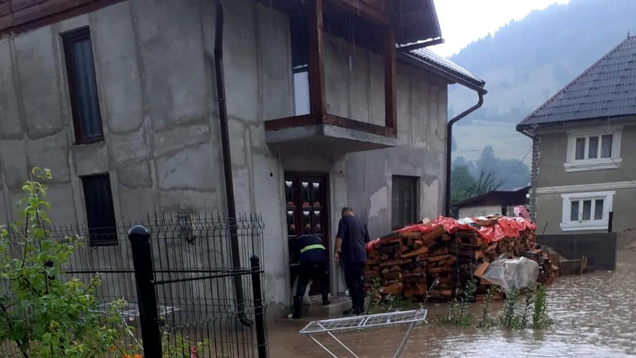 Cod galben de inundații pe râuri din 5 județe, până marți dimineață. Care sunt zonele vizate