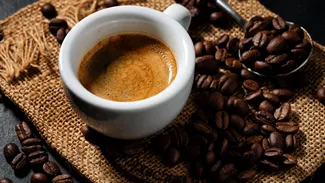 Cele 5 semne de avertizare pe care corpul tău le transmite atunci când ar trebui să reduci consumul de cafea