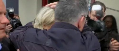 Marine Le Pen, atacată cu ouă în cursul unei deplasări electorale: Afară cu fasciștii!