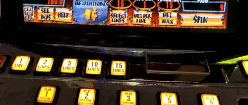 Dispar păcănelele de la țară. În orașe, pot fi interzise sălile de jocuri de noroc de la scara blocurilor. Ce propun senatorii