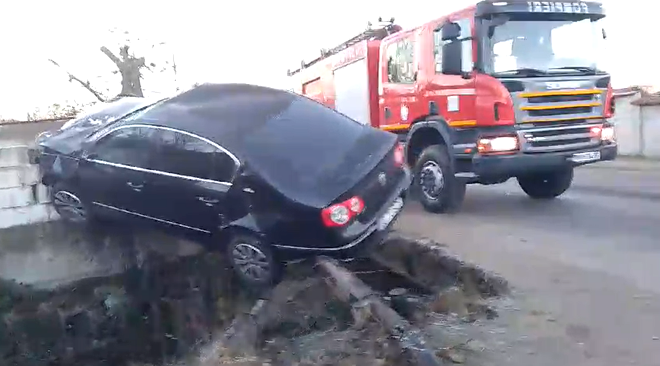 FOTO-VIDEO. Accident spectaculos în Argeș. O șoferiță a rămas suspendată cu mașina pe gardul unei gospodării, după ce a lovit un cal