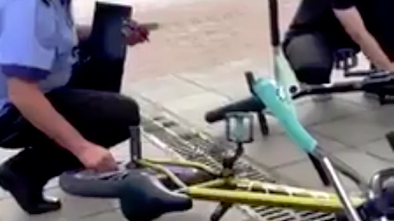 De râsu'' plânsu''. Motivul pentru care doi polițiști din Iași au dezumflat roțile unor biciclete - VIDEO