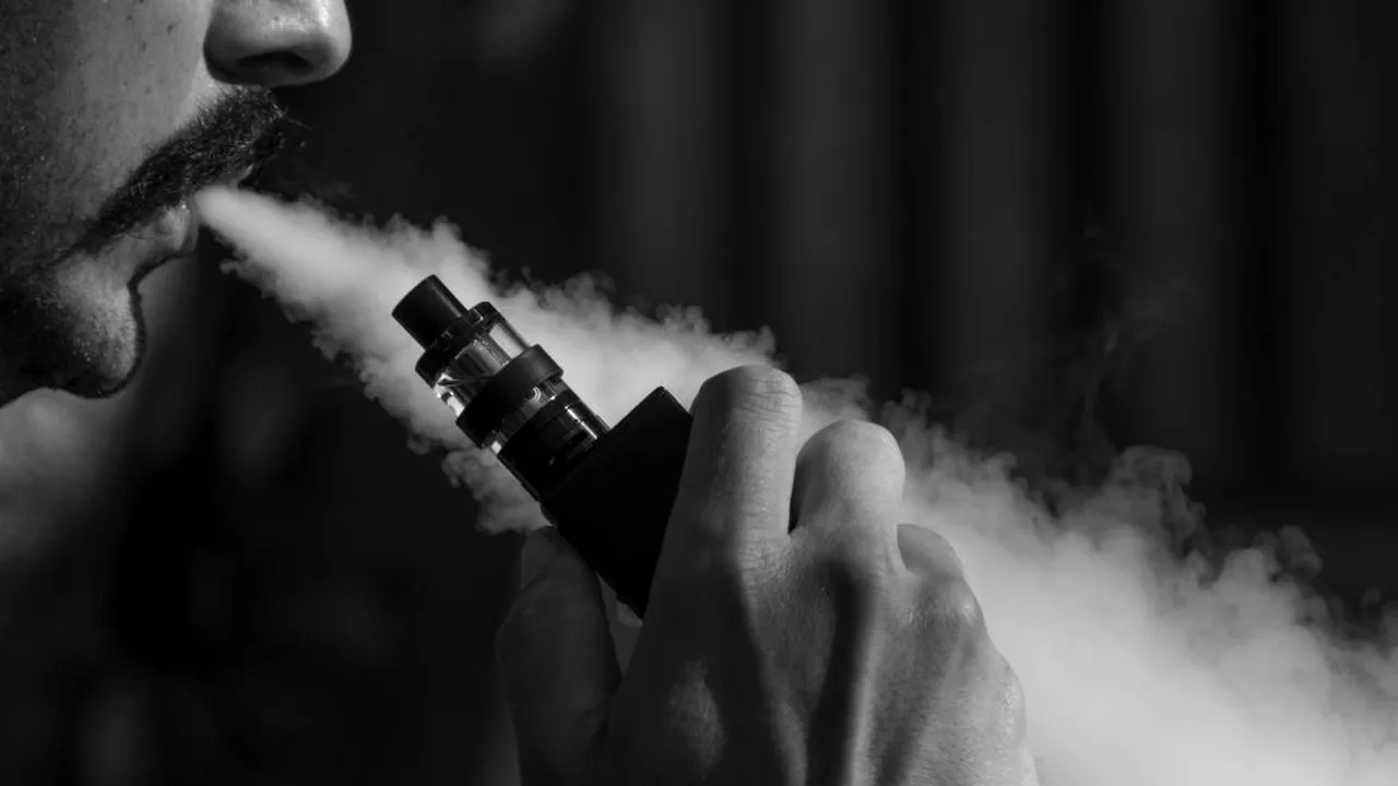 Studiu. Românii aleg vapingul sau tutunul încălzit în încercarea de a se lăsa de fumat