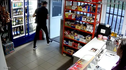 VIDEO | Un bărbat din Vaslui a furat două sticle de bere sub privirile vânzătoarei! Înregistrarea video a ajuns virală pe internet