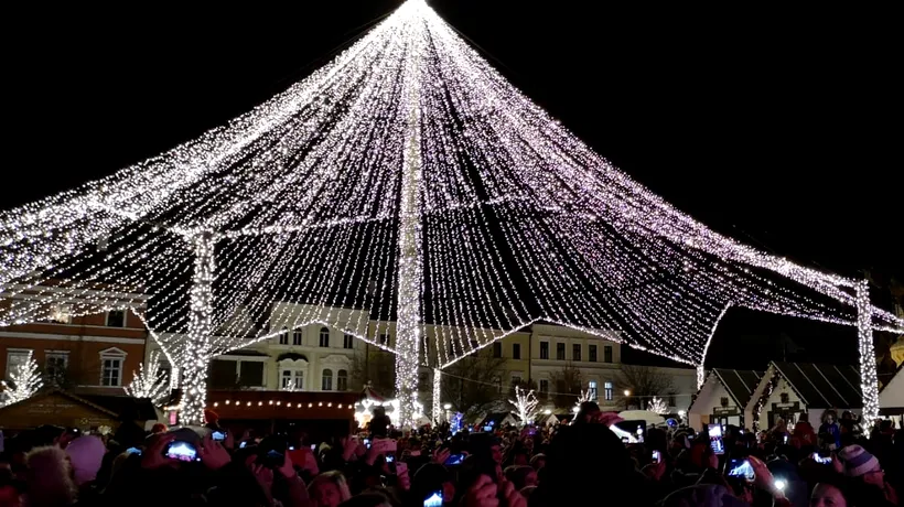Carusel cu 3.000 de luminițe și patinoar în jurul statuii lui Matei Corvin, la Târgul de Crăciun din Cluj-Napoca