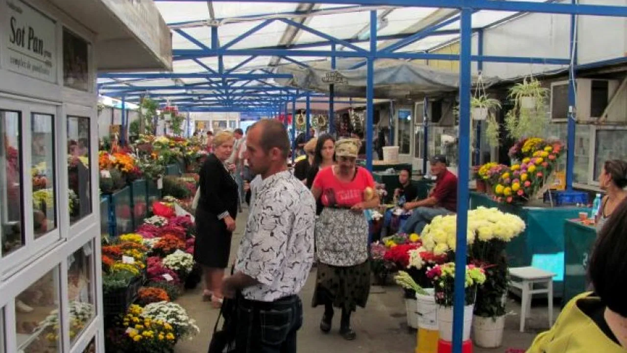 O parte din tavanul pieței de flori din Ploiești s-a prăbușit