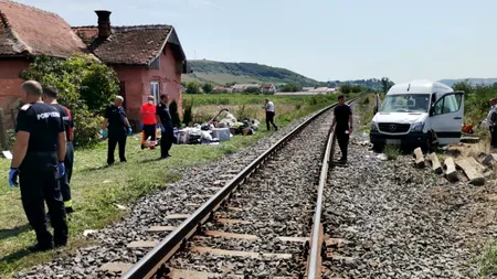 Cluj: Un tren a lovit un microbuz. Opt persoane au fost transportate la spital. A fost chemat elicopterul SMURD