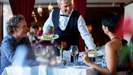 Anunțul de angajare care a stârnit revoltă în rândul tinerilor. Care este salariul pentru un ospătar în Cluj-Napoca