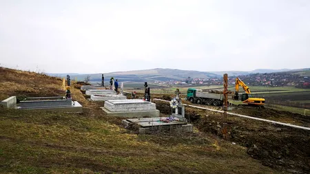 Odihna veșnică, DERANJATĂ. Mormintele dintr-un sat din Bistrița-Năsăud o iau la vale, în urma unor lucrări GALERIE FOTO