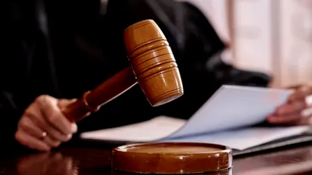 Verdict în cazul mamei acuzate că și-a exploatat fiica de 13 ani, obligând-o să întrețină relații sexuale cu fostul învățător, în vârstă de 71 de ani