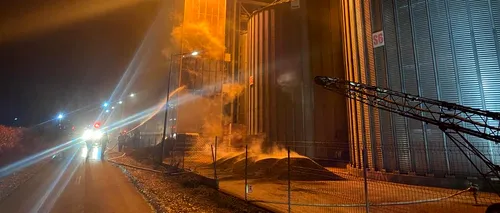 Un incendiu puternic a cuprins un depozit de cereale din Bacău. Zeci de tone de floarea soarelui au fost distruse de flăcări