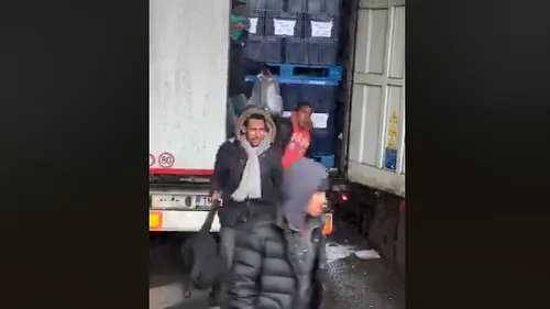 Un șofer ROMÂN a fost filmat în timp ce DESCĂRCA MIGRANȚI din TIR pe o autostradă din Anglia. Reacția localnicilor: Ciudat e că poliția NU S-A DERANJAT și A PLECAT