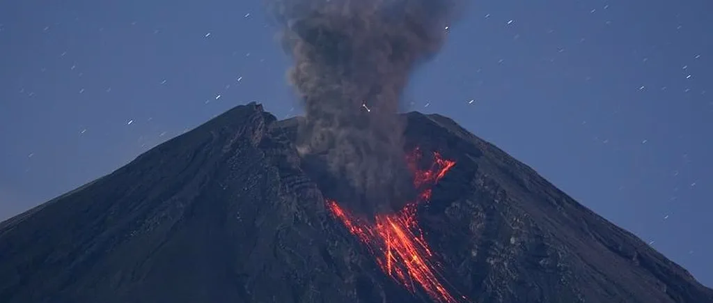 Vulcanul Semeru a erupt din nou. Mii de locuitori de pe insula Java, evacuați | VIDEO