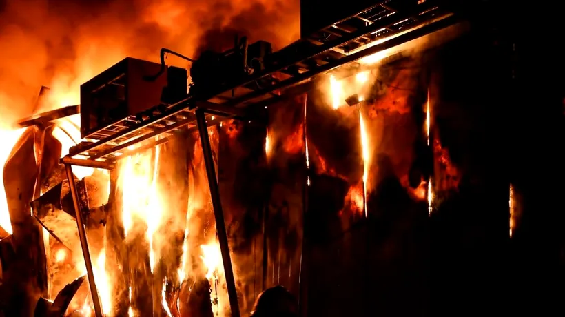 Incendiu de proporții în Cartierul Tei din București: 42 de persoane au avut nevoie de îngrijiri medicale. Opt dintre ele au fost internate
