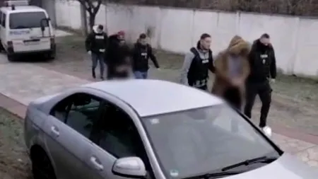 Doi bărbați din Hunedoara, reținuți după ce au sechestrat o femeie și doi copii și au furat 37.000 de lei