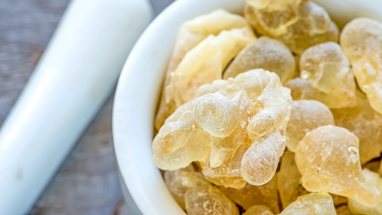 TĂMÂIA folosită de preoți în biserică, un leac extraordinar pentru mai multe boli. O bobiță aurie luată dimineața pe stomacul gol face minuni