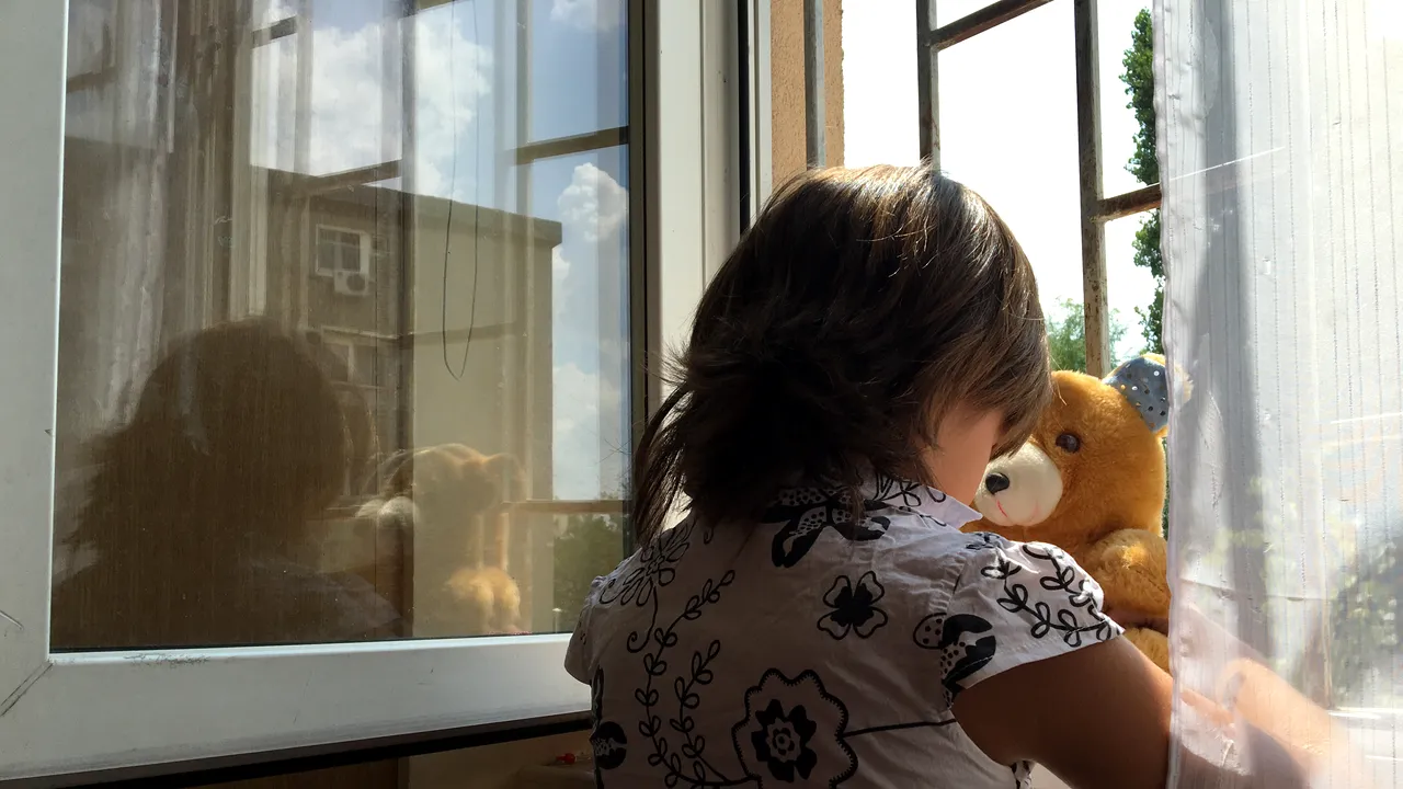 Mai puțin de 2% dintre copiii instituționalizați, adoptați în 2015. Mărturia cutremurătoare a unui părinte adoptator