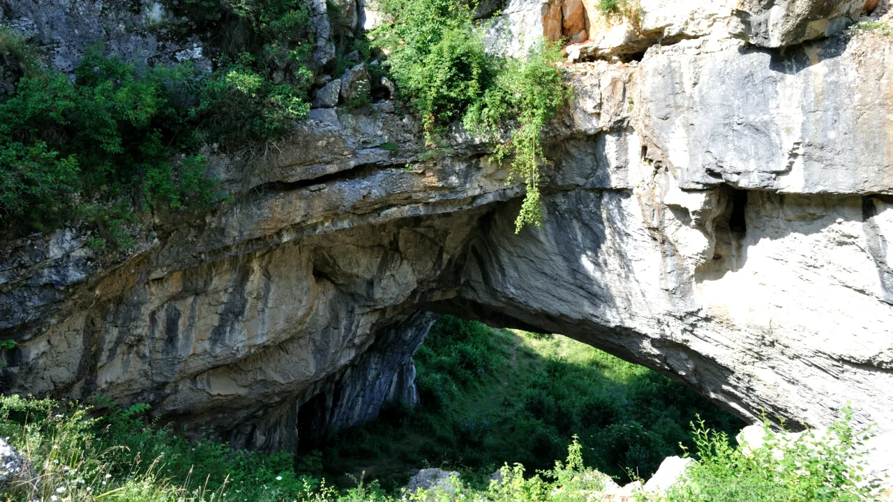 Locul din România care atrage tot mai mulți TURIȘTI. Este singurul pod natural din lume pe care se poate circula